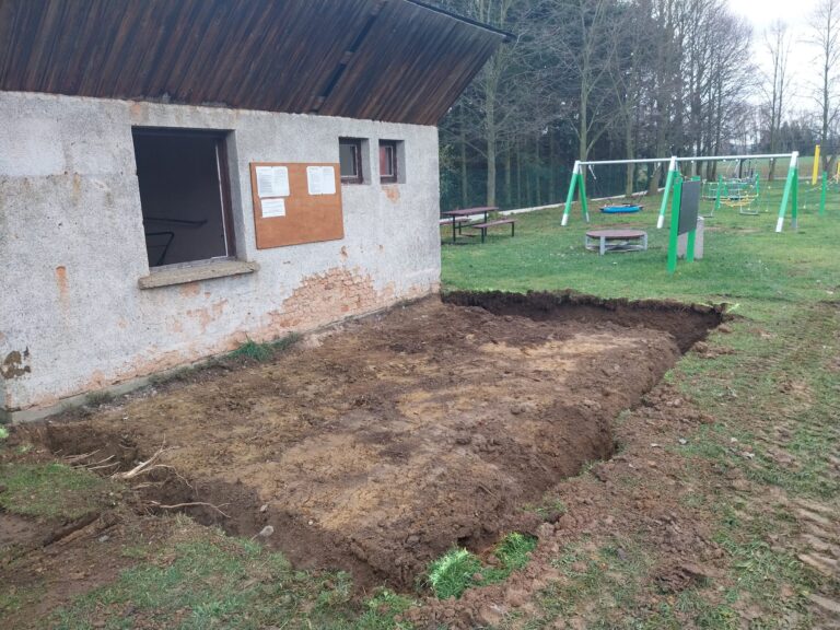 Úprava terénu u sportovního hřiště